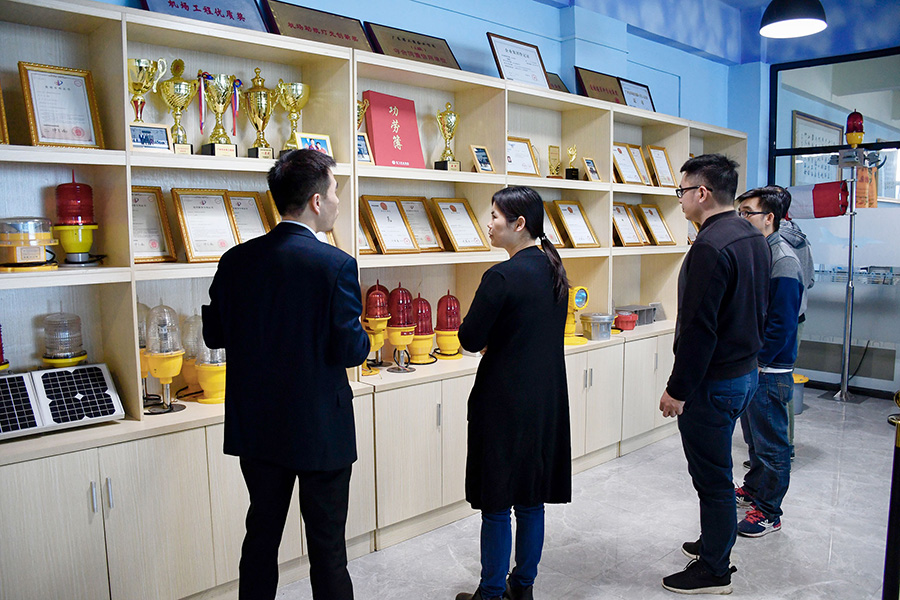 恒大地產(chǎn)領(lǐng)導(dǎo)考察送飛實業(yè)集團的留影紀念圖