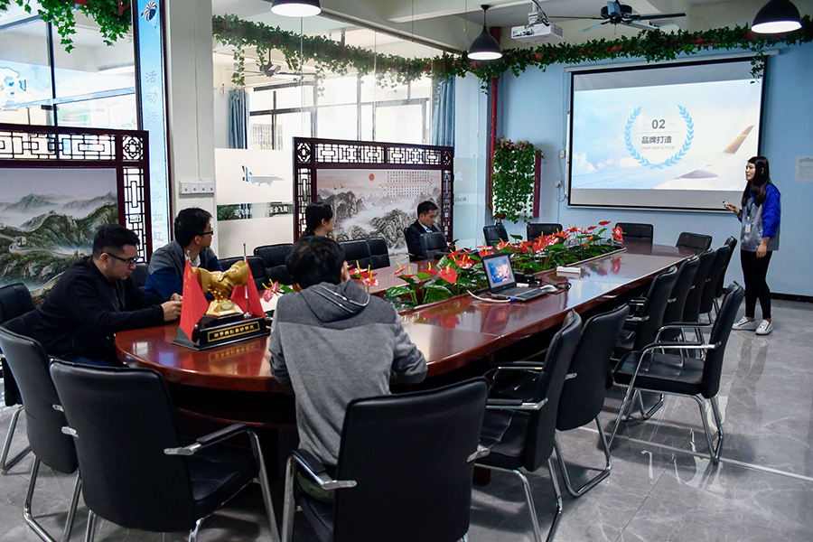 恒大地產(chǎn)領(lǐng)導(dǎo)考察送飛實業(yè)集團的留影紀念圖