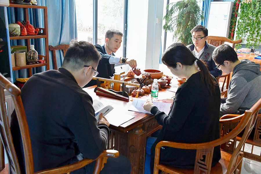 恒大地產(chǎn)領(lǐng)導(dǎo)考察送飛實業(yè)集團的留影紀念圖